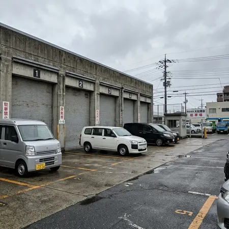シャッター付きガレージと防犯設備
